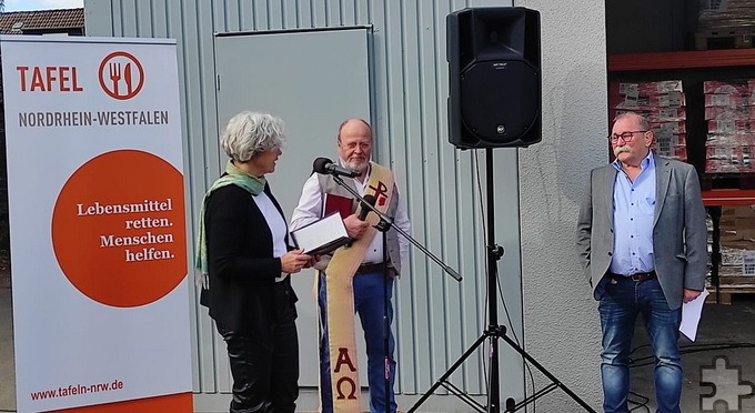 Eingebettet war die ökumenische Einsegnung, die die evangelische Pfarrerin Susanne Salentin und der katholische Diakon Manni Lang gestalteten, in das diesjährige „Herbstfest“ der Tafel, rechts deren Vorsitzender Wolfgang Weilerswist. Foto: Michael Sander/FMK/pp/Agentur ProfiPress