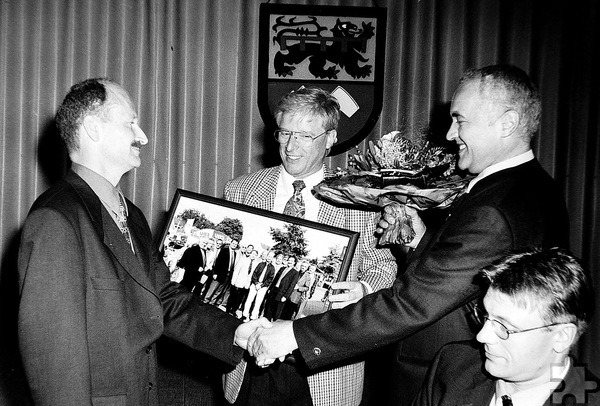 Am 1. Oktober 1999: Politische Weggefährten gratulieren dem frischgebackenen Bürgermeister (v.l.) Johannes Ley, Konrad Hamacher und Erster Beigeordneter Christian Baans. Archivfoto: Manfred Lang/pp/Agentur ProfiPress