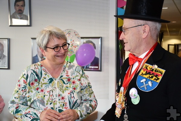 Zwei aus dem „Wilden Westen“ um Bleibuir und keine Humormuffel: Fachbereichsleiterin Silvia Jambor, ursprünglich aus Bergbuir, und Bürgermeister Dr. Hans-Peter Schick aus Bescheid. Foto: Manfred Lang/pp/Agentur ProfiPress