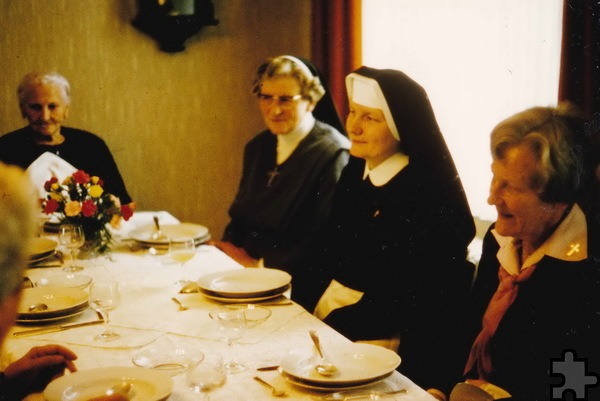 Schwester Helene noch im Habit der „Armen Dienstmägde Jesu Christi“ am 1. September 1978, dem Tag ihrer inneren Berufung zur Schwesterngemeinschaft von Mutter Marie Therese, links vor Kopf Elisabeth Linssen, die Mutter der Gründerin, zwischen ihr und Sr. Helene Schwester Engelbertha aus den Niederlanden, rechts neben Helene Elisabeth Molinari, die ebenfalls den Gemeinschaften beitrat, die schließlich am 8. Dezember 1984 im Ordo Communionis in Christo aufgingen. Foto: Edo und Marie-Thérèse Dijkstra/pp/Agentur ProfiPress