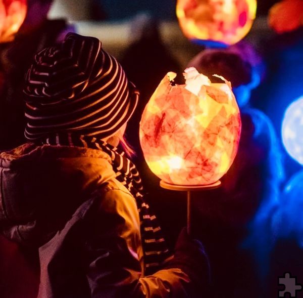 Ein Abend, der Kinderherzen höherschlagen lässt: Mädchen beim Fackelzug zu Ehren des Reiterheiligen Martin, der schon von den Franken in Eifel und Voreifel hochverehrt wurde. Foto: Ronald Larmann/pp/Agentur ProfiPress