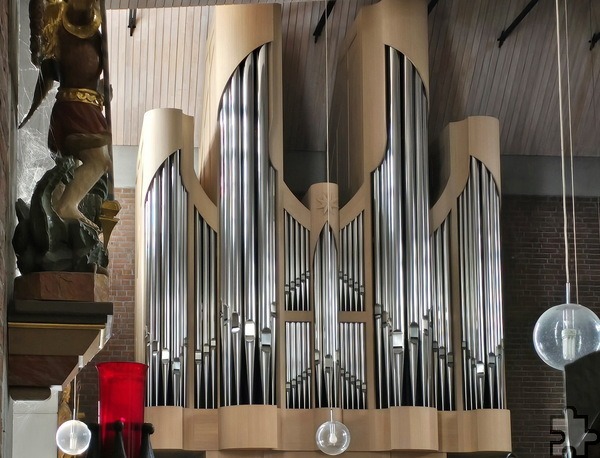 Die Orgel in St. Michael wurde 2009 bis 2011 von dem Orgelbauer Romanus Seifert aus Kevelaer erbaut. Das Schleifladen-Instrument hat 29 Register und zwei Nebenregister auf zwei Manualen und Pedal. Die Trakturen sind mechanisch. Foto: Volker Prinz/pp/Agentur ProfiPress