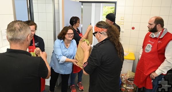 Für das Team Marquard gab´s Geschenktüten mit Eifeler Spezialitäten. Foto: Henri Grüger/pp/Agentur ProfiPress