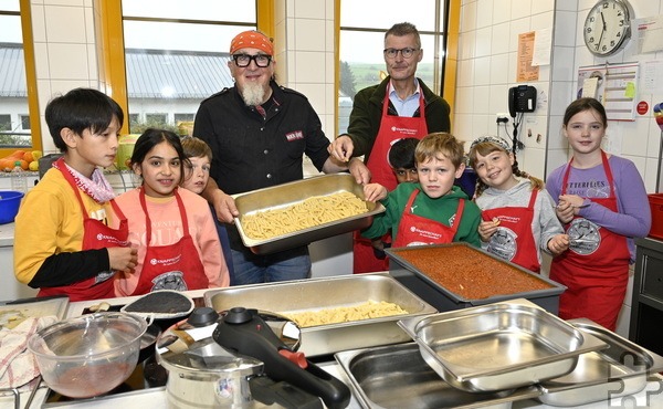 Der Sterne- und TV-Koch Stefan Marquard (4. v. l.) besuchte mit seinem Team die Grundschule Dahlem und zeigte den Kids und Erwachsenen, wie man lecker kochen kann – und das auch noch gesund. Foto: Henri Grüger/pp/Agentur ProfiPress