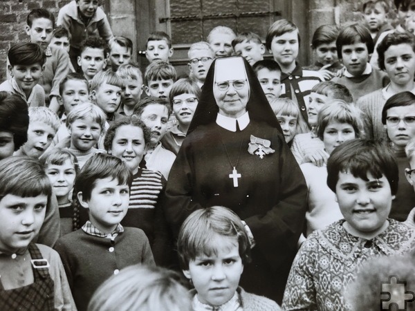 Unter Strempter Kindern: „Tante Billa“, alias Schwester Clematia, 1961 auf Heimaturlaub in der Eifel. Der Kirchenchor sang, die Musik spielte… Repro: Manfred Lang/pp/Agentur ProfiPress