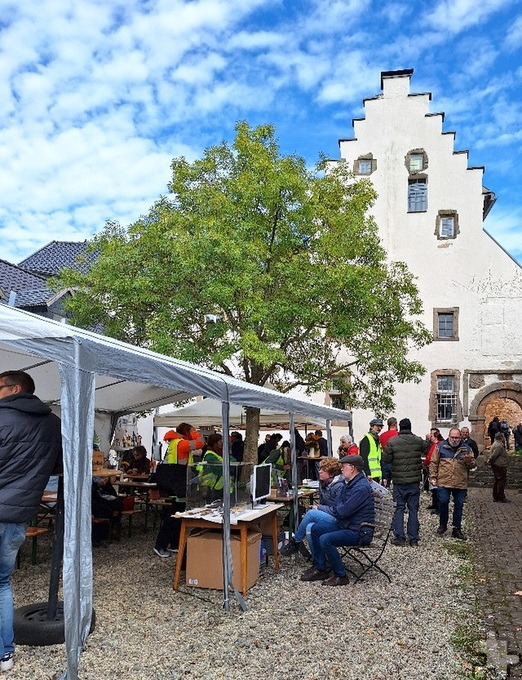 Über 400 Besucherinnen und Besucher haben das Kallmuther Burghaus im Rahmen der „Archäologietour Nordeifel“ besucht. Foto: Gabriele Schumacher/pp/Agentur ProfiPress