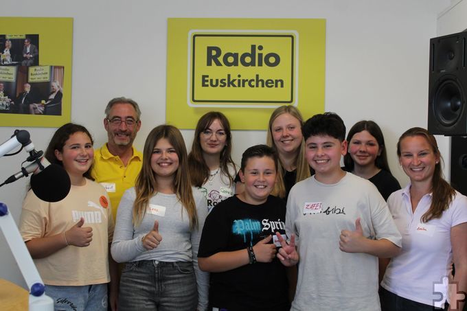 Die Mechernicher Gesamtschüler mit Lehrerin Annika Fischer (v.r.) hatten viel Spaß bei der „Radio Euskirchen“-Übernahme am Weltkindertag mit Chef Norbert Jeub (hinten, v.l.) und seiner Kollegin Sophie Kossuch. Foto: Rike Piorr/pp/Agentur ProfiPress