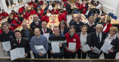 Bei der Kreisversammlung im Bürgerhaus Blankenheimerdorf konnten Karl Werner Zimmermann (hinten l.), Kerstin Brandhoff (hinten r.) und Edeltraud Engelen (selbst Geehrte, vorne r.) zahlreiche Mitglieder ehren. Foto: Ronald Larmann/pp/Agentur ProfiPress