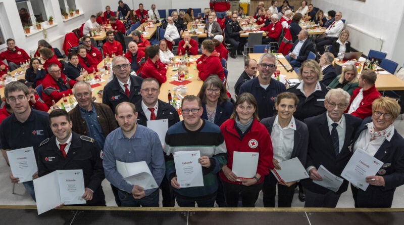 Bei der Kreisversammlung im Bürgerhaus Blankenheimerdorf konnten Karl Werner Zimmermann (hinten l.), Kerstin Brandhoff (hinten r.) und Edeltraud Engelen (selbst Geehrte, vorne r.) zahlreiche Mitglieder ehren. Foto: Ronald Larmann/pp/Agentur ProfiPress