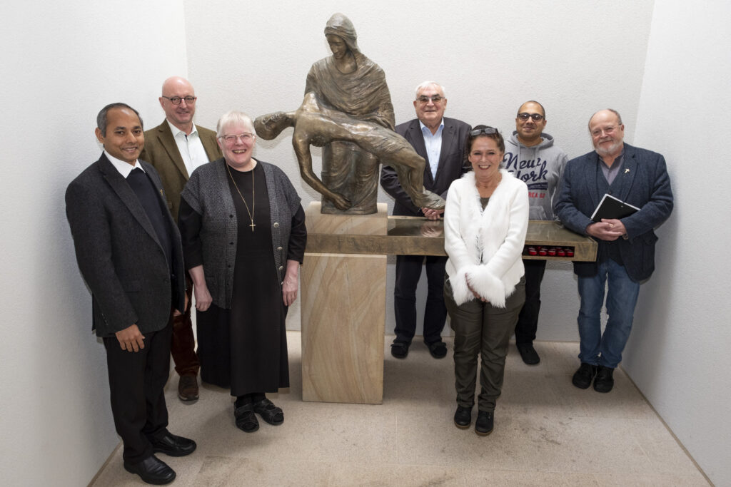 Gruppenbild neben der Pietà der chilenischen Künstlerin María Fernández mit Generalsuperior Jaison Thazhathil (v.l.), Geschäftsführer Norbert Arnold, Schwester Lidwina, Spiritual Rudolf Ammann, Einrichtungsleitung Sonja Plönnes, Sekretär Tilj Puthenveettil und der stellvertretende Generalsuperior Manfred Lang. Foto: Ronald Larmann/pp/Agentur ProfiPress