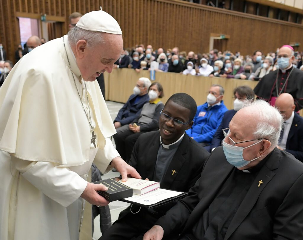 Generalsuperior Karl-Heinz Haus überreicht im November 2021 die Gründungsinsignien an Papst Franziskus: Es sind das Gründungskreuz und die Regel der Communio. Foto: Communio/pp/Agentur ProfiPress