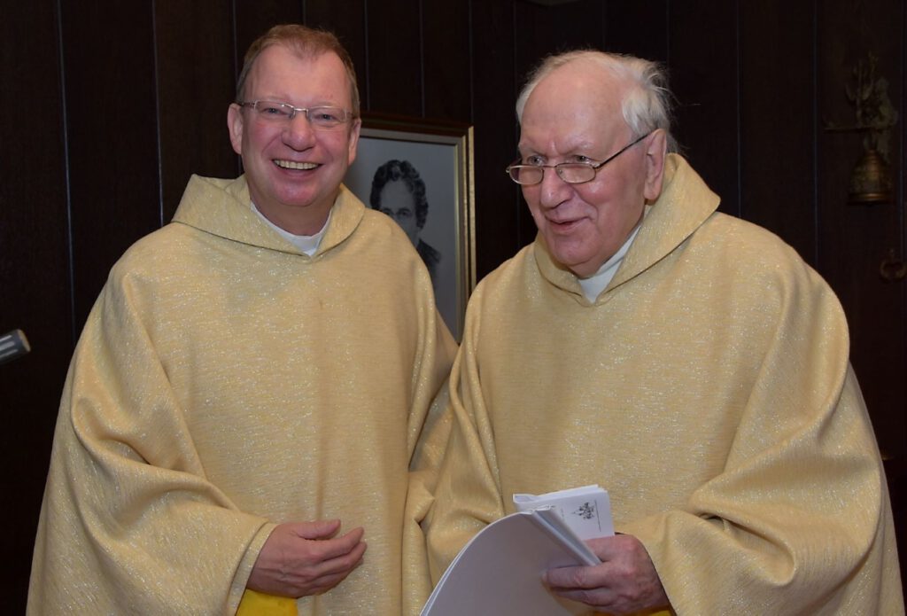 Im Dezember 2018 übergibt Msgr. Dr. Stefan Dückers (l.) dem Generalsuperior Karl-Heinz Haus die kirchliche Anerkennung als „Consociatio christifidelium privata“. Foto: Communio/pp/Agentur ProfiPress