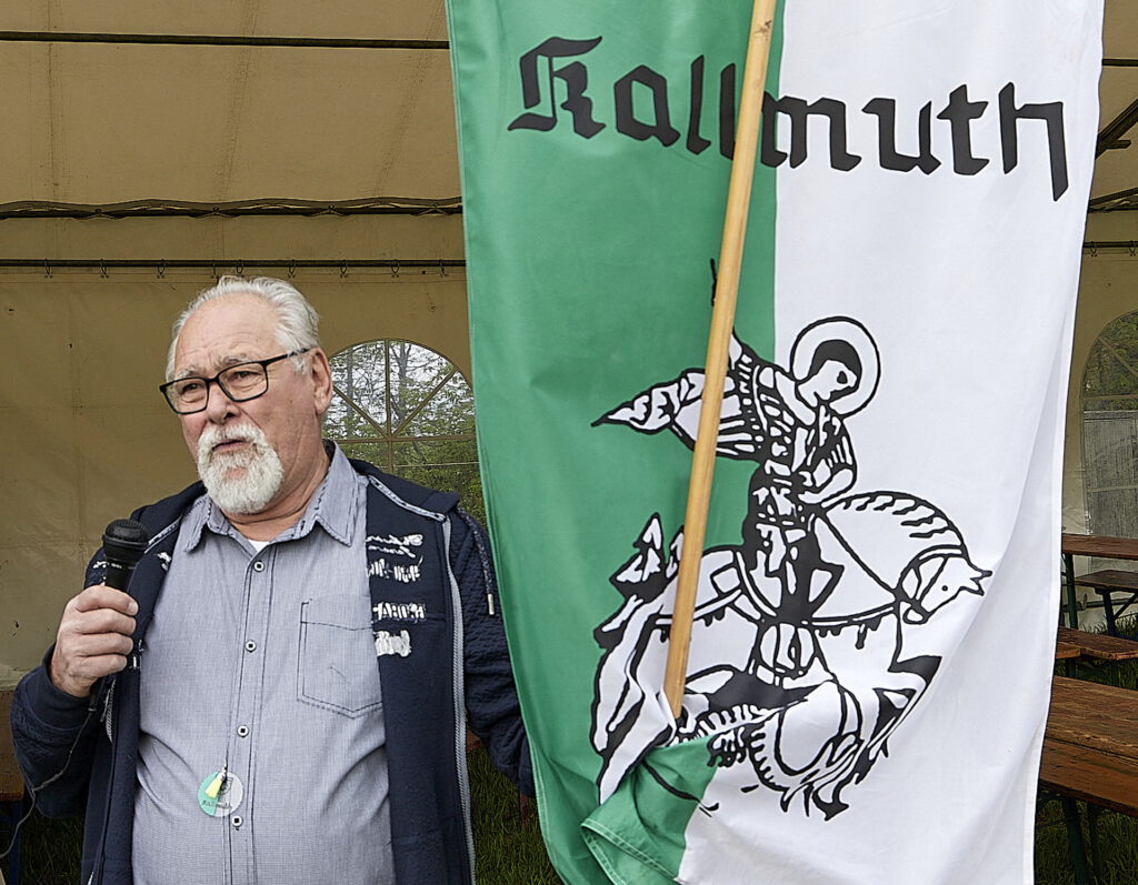 Anpackend und mitreißend könnte man Robert Ohlerth in zwei Worten beschreiben, hier im wahrsten Sinne des Wortes mit Fahne beim St. Georgsritt am 1. Mai, der viele auswärtige Besucher anlockt. Foto: Archiv/Stephan Everling RRG/pp/ Agentur ProfiPress