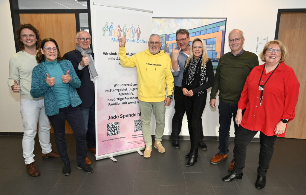 Freuen sich mit „Rock am Rathaus“ schon jetzt auf einen Abend voller guter Musik, Leidenschaft und Nostalgie, der das Fest zu 50 Jahren Stadt Mechernich einläutet: (v. l.) Björn Schäfer, Petra Himmrich, Ralf Claßen, Reinhard Kijewski, Michael Sander, Manuela Holtmeier, Bürgermeister Dr. Hans-Peter Schick und Margret Eich. Pro Karte geht ein Euro an die Mechernich-Stiftung. Foto: Henri Grüger/pp/Agentur ProfiPress