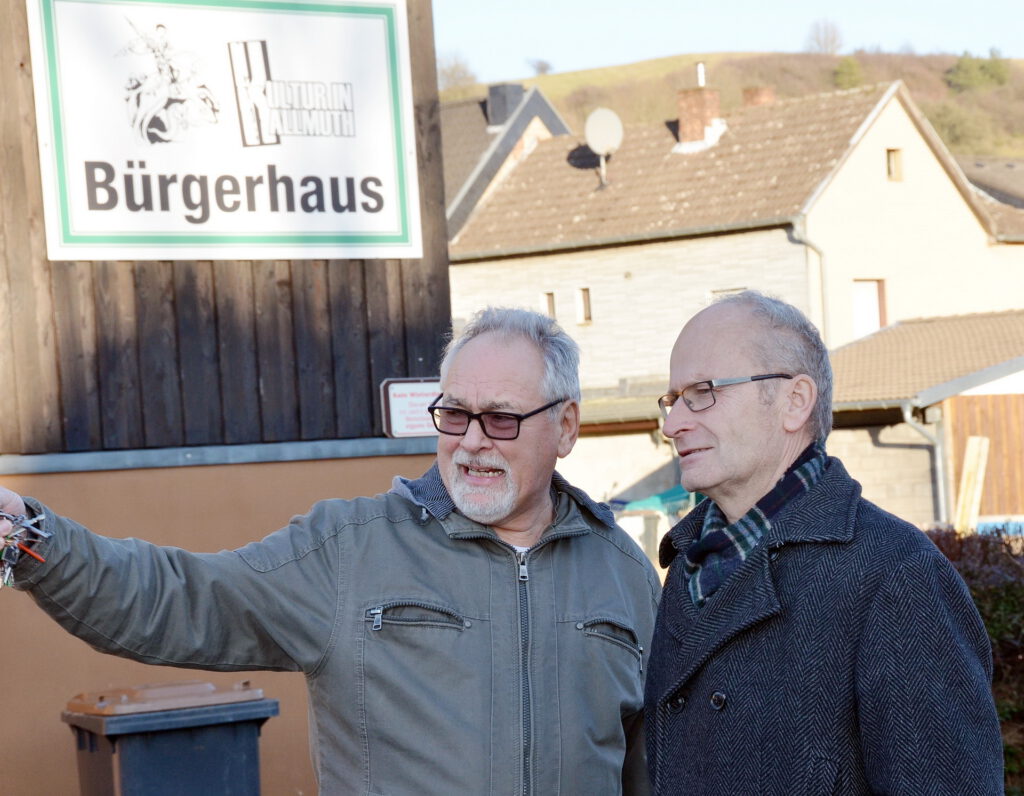 Nie in seinen Parteigrenzen gefangen, hat Robert Ohlerth immer das Ergebnis einer Sache vorausgedacht. Hier in einer Besprechung beim Bürgerhaus in Kallmuth mit Bürgermeister Dr. Hans-Peter Schick, dessen Amtsvertreter für die ganze Stadt Robert Ohlerth auch schon war. Foto: Archiv/pp/Agentur ProfiPress