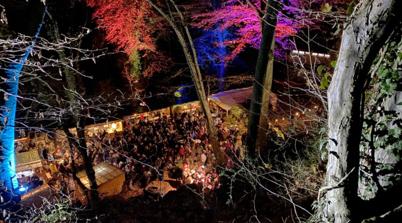 War der „Hammer“ und ein Renner in der Vorweihnachtszeit, der Markt an der prähistorischen Kakushöhle Dreimühlen. Statt seiner gibt es dieses Jahr am 22. und 23. November jeweils ab 12 Uhr den „Wintermarkt“ von Eiserfey. Foto: Privat/pp/Agentur ProfiPress