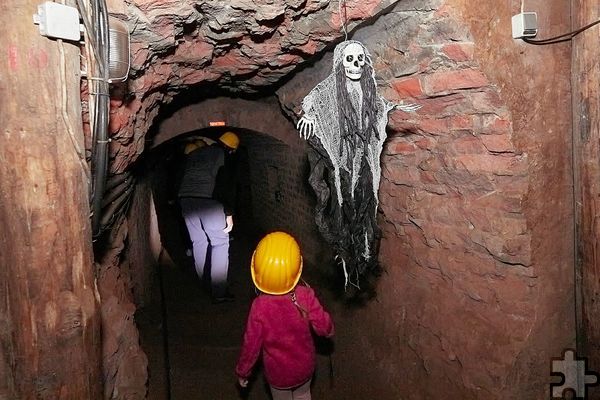 Mutig geht diese junge Besucherin an einem Skelett im kalten Stollen der Mechernicher Unterwelt vorbei. Das Bergbaumuseum hatte erneut seine überaus beliebten Halloween-Führungen angeboten. Foto: Stephan Everling/pp/Agentur ProfiPress