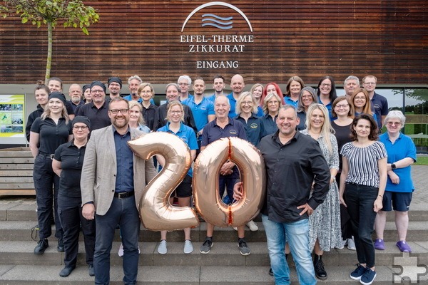 Die Belegschaft der Eifel-Therme im Jubiläumsjahr: An der „20“ links Erster Beigeordneter Thomas Hambach, der Geschäftsführer der Freizeit Mechernich GmbH, rechts Betriebsleiter Christian Klein. Das Kreisjahrbuch Euskirchen widmet ihrer Erfolgsstory einige Seiten. Foto: Ronald Larmann/pp/Agentur ProfiPress