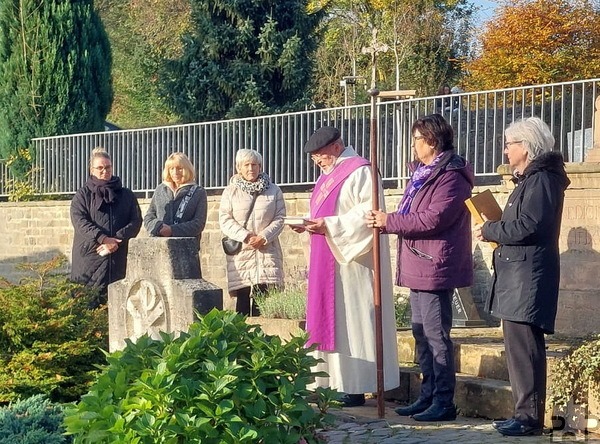 In den 13 katholischen Pfarrgemeinden der GdG St. Barbara und auf nahezu allen städtischen und kirchlichen Friedhöfen des Stadtgebietes Mechernich - wie hier in Kallmuth - fanden zwischen dem 1. und 3. November Gottesdienste und Gräbersegnungen statt. Im Mittelpunkt stand die Namensverlesung der Verstorbenen des vergangenen Jahres. Foto: Robert Ohlerth/pp/Agentur ProfiPress