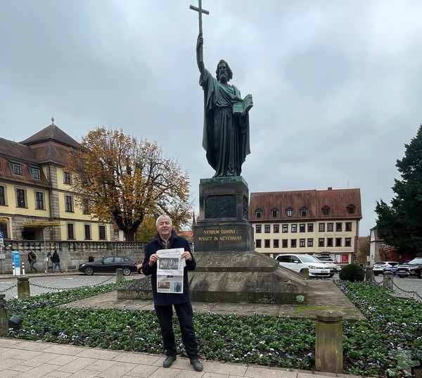 Ante Milas vor dem Vonderau-Museum Fulda mit der Titelgeschichte über ihn und seine Ausstellung in der Fuldaer Zeitung. Foto: Privat/pp/Agentur ProfiPress