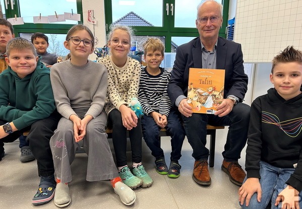 Bürgermeister Dr. Hans-Peter Schick, der dort als Kind ebenso selbst zur Schule gegangen war wie später sein Sohn Alexander, las an der Katholischen Grundschule am Bleiberg in Lückerath vor. Foto: Sonja Daniels/KGS/pp/Agentur ProfiPress