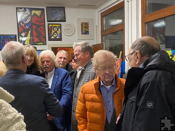 Drangvolle Enge herrschte am Freitagabend im Atelier Franz Kruses am Mechernicher Eifelstadion, als Franz Kruse an seinem 83. Geburtstag 83 seiner Bilder für jeweils mindestens 1^00 Euro an den Mann oder die Frau brachte. 3300 Euro kamen auf Anhieb zusammen. Foto: Privat/pp/Agentur ProfiPress