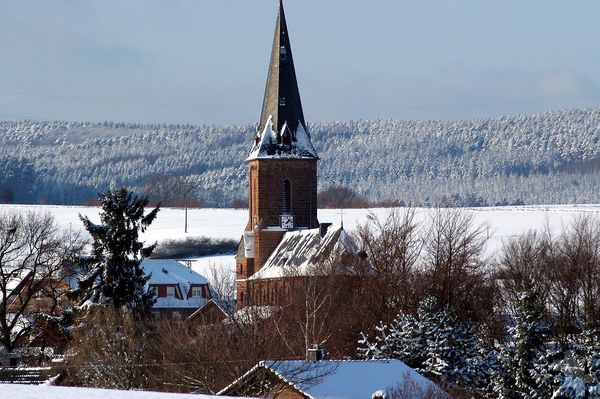 Bleibuir mit der Kirche St. Agnes im winterlichen Festtagsgewand: ob es zum Weihnachtsmarkt der 1. KG Rot-Weiß Bleibuir am 16./17. November so weihnachtlich aussieht, ist zwar zweifelhaft, aber der schönen Voradventsstimmung soll die vorherrschende Witterung keinen Abbruch tun. Foto: Manfred Lang/pp/Agentur ProfiPress