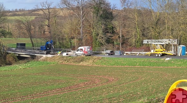 Die K 10 zwischen Berg und Floisdorf soll jetzt noch bis zum 20. Dezember gesperrt bleiben. Brückenbau- und Straßenwiederherstellungsarbeiten verzögern sich. Foto: Manfred Lang/pp/Agentur ProfiPress