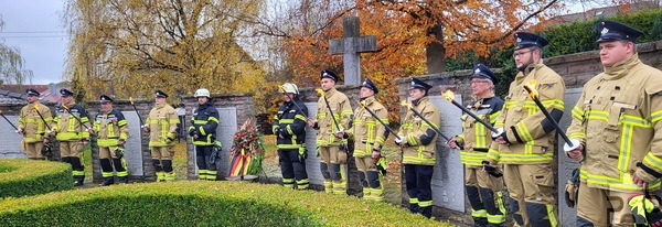 Am Ehrenmal in Weyer hielten die Kameraden der Freiwilligen Feuerwehr die Ehrenwache zum Gedenken an die Gefallenen, Vermissten, Bombenopfer und vom Regime Ermordeten. Foto: Manfred Lang/pp/Agentur ProfiPress