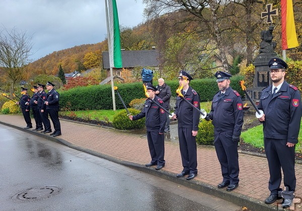 Die Ehrenwache vor dem Krieger- und Kriegsopferdenkmal an der Hauserbachstraße in Eiserfey stellte auch diesmal die örtliche Freiwillige Feuerwehr. Foto: Johannes W. Mießeler/pp/Agentur ProfiPress