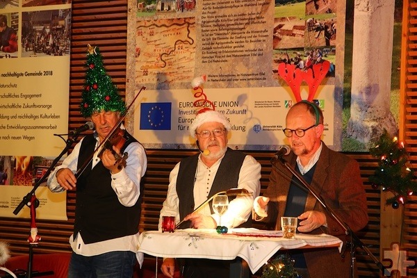 Drei sympathische Schurken im vorweihnachtlichen Gewande: Die berüchtigte „Eifel-Gäng“ mit Günter Hochgürtel, Manni Lang und Ralf Kramp (v.l.) ist in der Adventszeit schwer gefragt. Foto: Barbara Hochgürtel/pp/Agentur ProfiPress