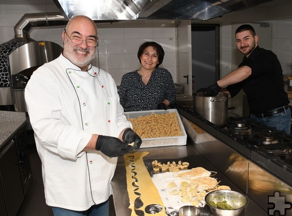 Selbstgemachte Pasta vom Feinsten entsteht in der Manufaktur des „Lenti“ in der Kommerner Restaurantküche mit angeschlossenem Cateringservice. Von links Massimo Proietto, seine Frau Stella Lenti und Sohn Riccardo Proietto. Foto: Manfred Lang/pp/Agentur ProfiPress