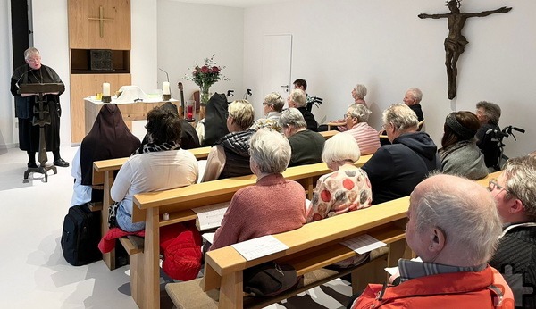 Angehörige, Mitbewohner und Mitarbeiter nahmen im Rahmen eines Gedenkgottesdienstes Abschied von den in diesem Jahr verstorbenen Bewohnerinnen und Bewohnern der Seniorenpflegeeinrichtung „Haus Effata“. Foto: Ursula Binnen/CIC/pp/Agentur ProfiPress