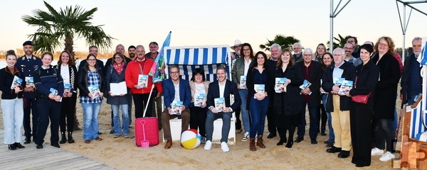 Ein Teil der Autoren mit Chefredakteurin und Kreisarchivarin Heike Pütz im Strandkorb am Zülpicher See, rechts neben ihr der Herausgeber, Landrat Markus Ramers, links Zülpichs Bürgermeister Ulf Hürtgen. Foto: Manfred Lang/pp/Agentur ProfiPress