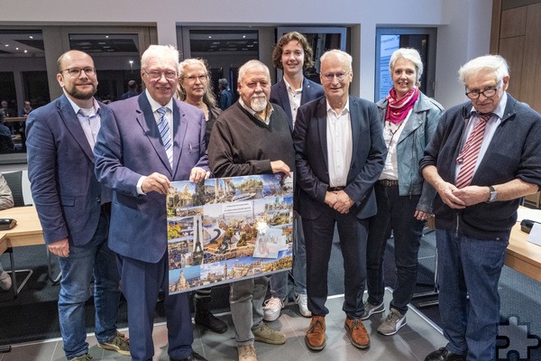 Zum 25. Bürgermeisterjubiläum gab es ein Geschenk der Ratsfraktionen. Das überreichten Thomas Helmling (v.l., FDP), Bertram Wassong (SPD), Nathalie Konias (Grüne), Peter Kronenberg (CDU) und Heinz Schmitz (r., UWV). Mit dabei Sohn Alexander und Ehefrau Gabi Schick. Foto: Ronald Larmann/pp/Agentur ProfiPress