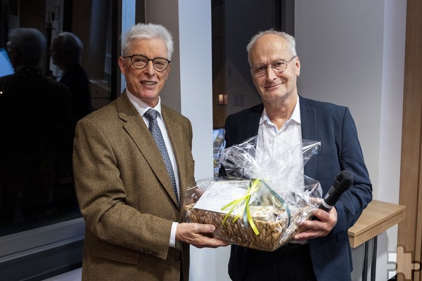 Johannes Ley, den Hans-Peter Schick als väterlichen Berater und Freund bezeichnete, überreichte ebenfalls ein Geschenk. Foto: Ronald Larmann/pp/Agentur ProfiPress