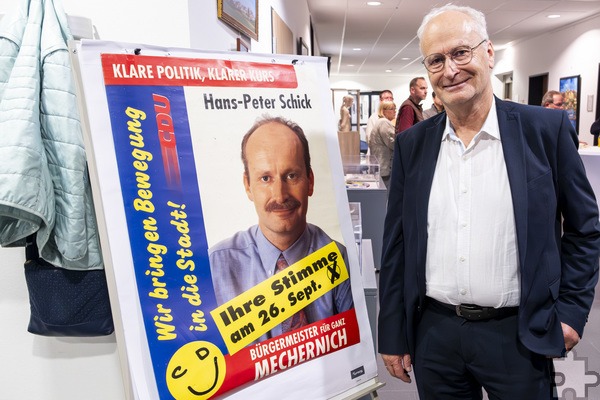 Wie die Zeit vergeht: Bürgermeister Dr. Hans-Peter Schick vor dem Wahlplakat, mit dem er 1999 erstmals um die Stimmen der Mechernicher warb. Jetzt kündigte er an, 2025 nicht mehr kandidieren zu wollen. Foto: Ronald Larmann/pp/Agentur ProfiPress