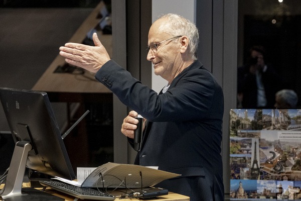 Am Rednerpult überraschte Bürgermeister Dr. Hans Peter Schick alle mit seiner Ankündigung: „Ich habe mich entschieden, 2025 nicht wieder als Bürgermeister zu kandidieren.“ Foto: Ronald Larmann/pp/Agentur ProfiPress