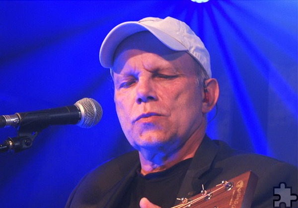 Hermann Heuser (Gitarre, Gesang, Blues-Harp) spielt eigentlich in der Band „Just for Fun“, eine feste Größe im Großraum Köln/Bonn/Eifel. Foto: Stefan Bender/Veranstalter/pp/Agentur ProfiPress