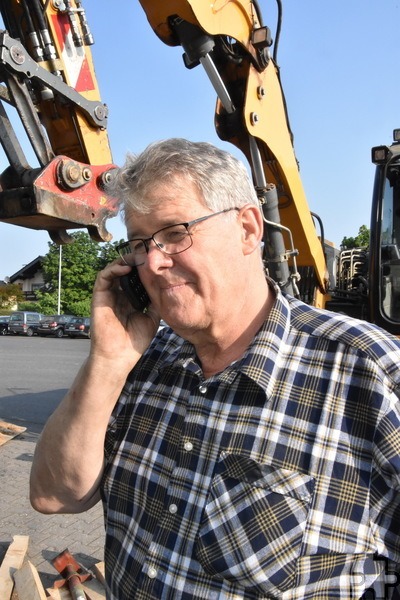 Eigentlich war Hubert Schilles gar nicht dran, als er während der Flutkatastrophe 2021 zum Baggereinsatz an den verstopften Grundablass der Steinbachtalsperre gerufen wurde: „Aber ich war frei – und einen anderen meiner Leute vorschicken, wollte ich nicht. Anderen Bauunternehmern, die näher dran waren, war die Sache zu riskant…“ Foto: Manfred Lang/pp/Agentur ProfiPress