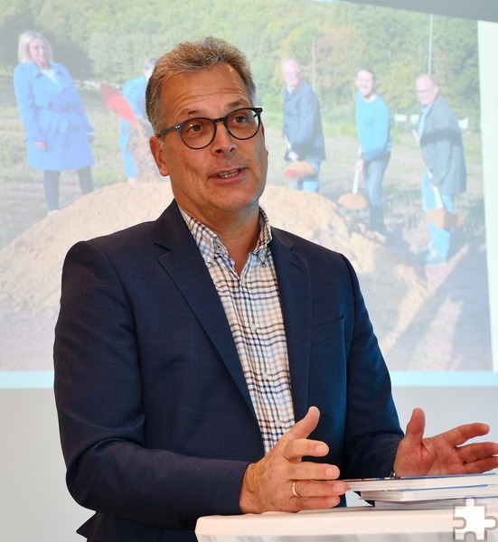 Zülpichs Bürgermeister Ulf Hürtgen begrüßte die Gäste der Pressekonferenz als Hausherr auf der Seebühne am Wassersportsee. Foto: Manfred Lang/pp/Agentur ProfiPress