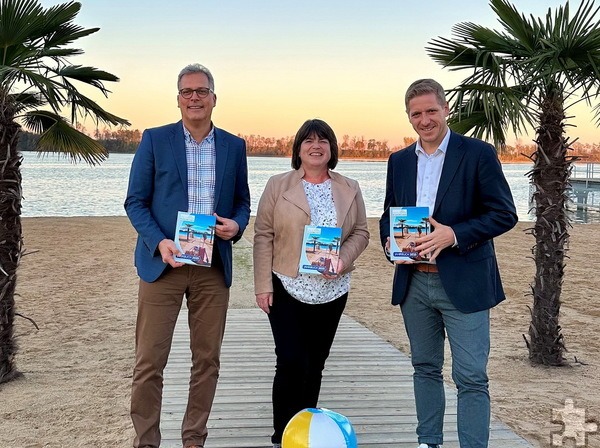 Am ehemaligen Baggerloch des Braunkohletagebaus Hoven, der heutigen „Zülpicher Reviera“: Heike Pütz, Markus Ramers (r.) und Ulf Hürtgen mit Exemplaren des neuen Kreisjahrbuches. Foto: Wolfgang Andres/pp/Agentur ProfiPress