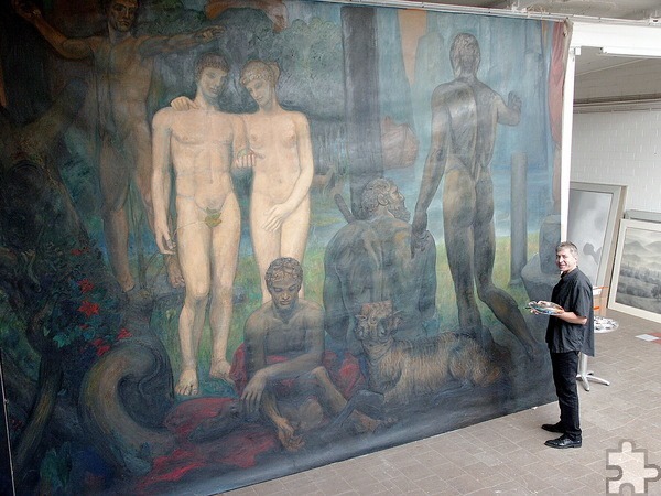 2004 arbeitete Ante Milas in seinem Atelier in der Firmenicher Kultur- und Freizeitfabrik Zikkurat des Kunstkenners und Mäzens Johann Josef Wolf am gigantischen Altar-Triptychon „Geschichte der Erlösung“ für die katholische Heilig-Kreuz-Kirche in Fulda-Maberzell. Das Werk steht jetzt auch im Mittelpunkt der Werkausstellung des aus Kroatien stammenden und im Doppelort Firmenich/Obergartzem lebenden Malers und Theologen. Archivfoto: Manfred Lang/pp/Agentur ProfiPress