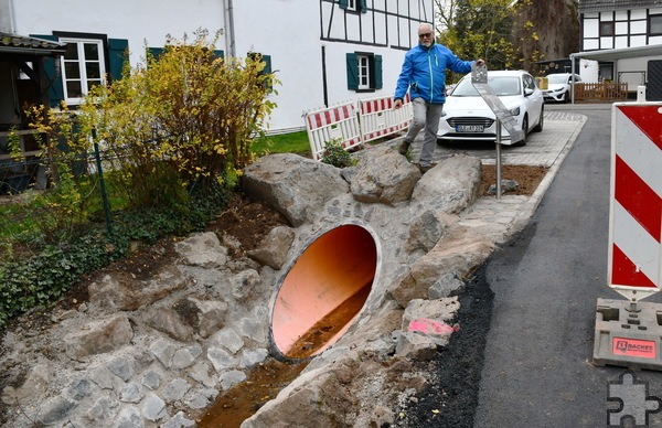 »In der Kumm« kommt das auf 80 Zentimeter aufgeweitete Abflussrohr des Regenrückhaltebeckens erst hinter der Ortslage wieder zu Tage. Foto: Manfred Lang/pp/Agentur ProfiPress