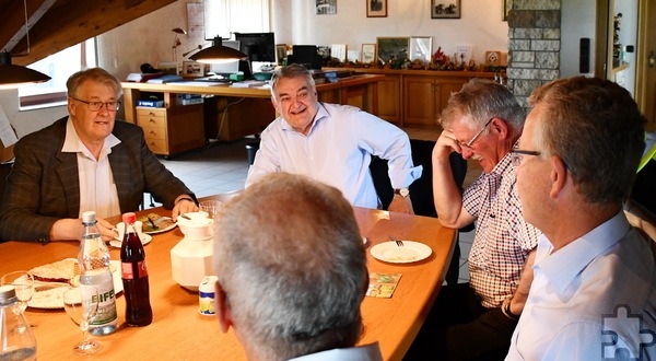 In gemütlicher und privater Runde (v.l.) Hubert Schilles, Minister Herbert Reul, Peter Schilles und die Freunde Dr. Peter Kramp und Dr. Hans-Peter Schick. Foto: Manfred Lang/pp/Agentur ProfiPress