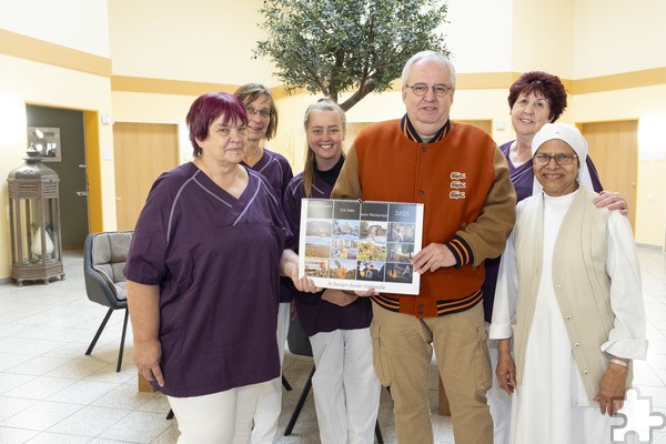 Strahlende Gesichter: Jürgen Reuter hat erneut seine Mechernich-Kalender an die Hospiz-Mitarbeiterinnen Barbara Massong (v.l.), Ingrid Brehm-Möbus, Tatjana Falkenberg, Adelheid Beyer und Schwester Rose übergeben. Foto: Larmann/pp/Agentur ProfiPress