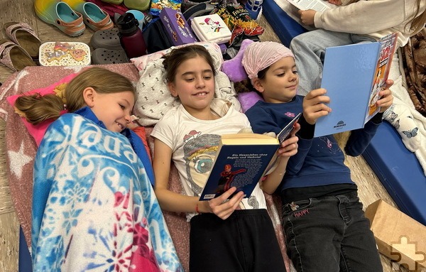 Gemütliches Lesen in der Klasse 3a: Klassenlehrerin Susanne Kastrau mit Kindern beim Schmökern mit Plätzchen und Tee. Foto: Sonja Daniels/KGS/pp/Agentur ProfiPress