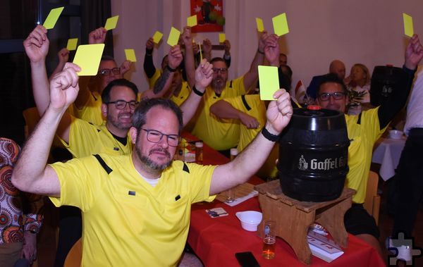 Als Schiedsrichter hatte Bauer Thomas Metzen in einer Zweitliga-Partie einst zwei gelbe Karten gleichzeitig gezogen. Der Kegelclub „Die Nahtühle“ machte es ihm zu Ehren bei der Sitzung nach. Foto: Frank Schmitz/pp/Agentur ProfiPress