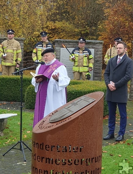 Diakon Manfred Lang segnete in beiden Orten die Namen der Gefallenen und Vermissten und zivilen Kriegs- und Regimeopfer auf den Ehrenmälern und ermunterte die Feierstundenteilnehmer zur Solidarität mit den Erschlagenen und den Lebenden: „Möge den jungen Leuten, die mit unserer Art des Gedenkens vielleicht nichts mehr anfangen können, das eigene Erleben eines Krieges erspart bleiben.“ Foto: Thomas Müller/pp/Agentur ProfiPress