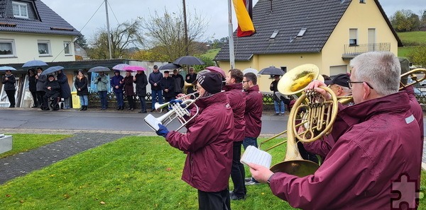 Mit der Nationalhymne „Einigkeit und Recht und Freiheit“ schloss der Musikverein „Harmonie“ Weyer die Volkstrauertagfeierlichkeiten in Eiserfey und Weyer ab. Foto: Manfred Lang/pp/Agentur ProfiPress